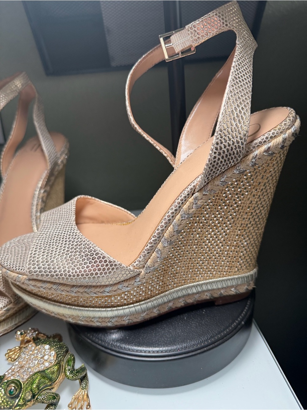 Jennifer Lopez Nude Metallic Snake-Texture Wedge Sandals - Picture 6 of 8